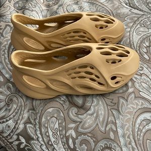 Brand new YEEZY foam runner size 9 no box Clay Taupe